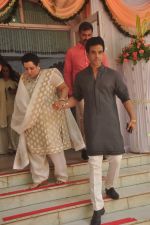 Tusshar Kapoor, Shobha Kapoor at Abhishek Kapoor & Pragya Yadav Wedding at Isckon temple on 3rd May 2015